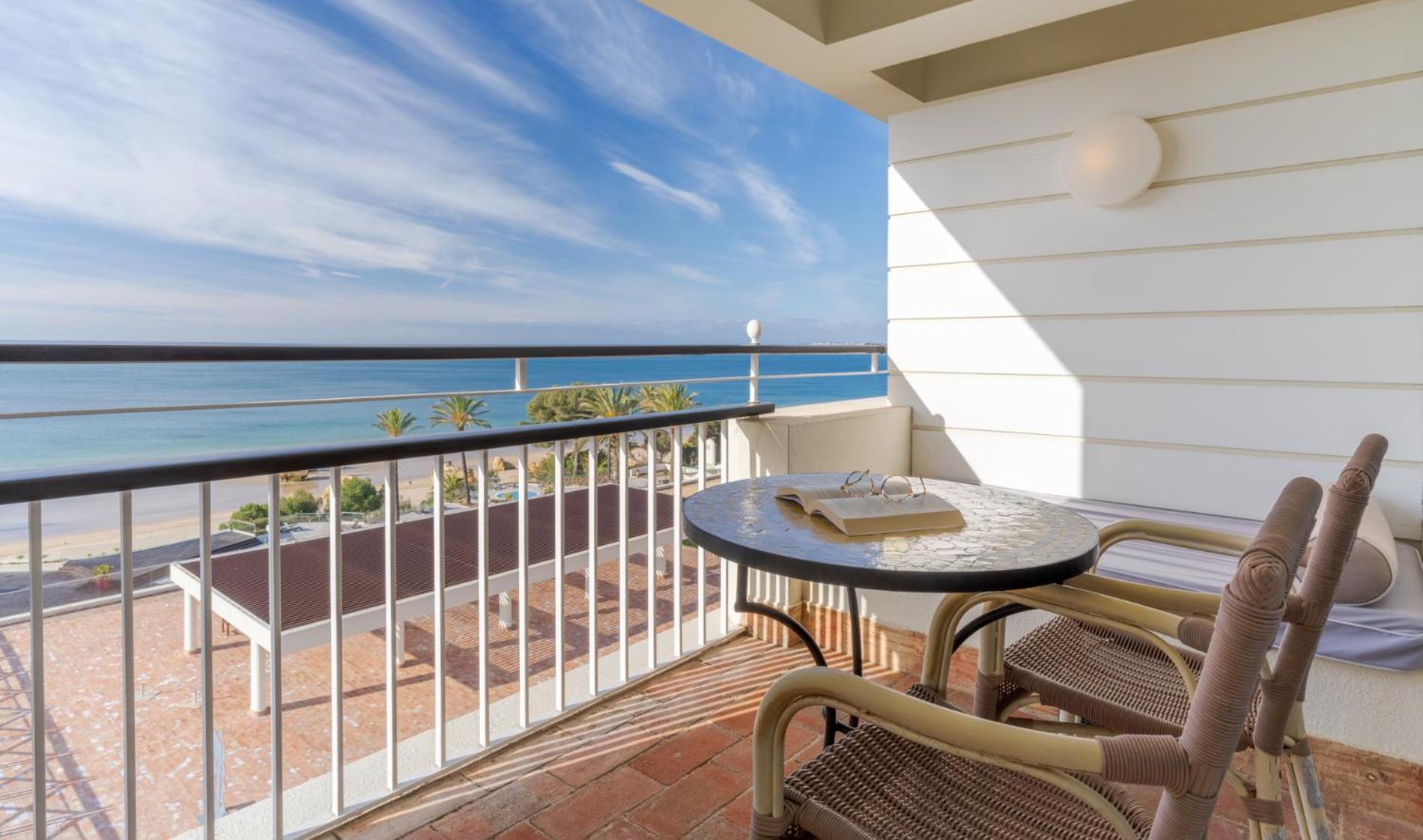 ペスタナ アルボール プライア ビーチ ＆ ゴルフ リゾート ホテル アルヴォル エクステリア 写真 A balcony