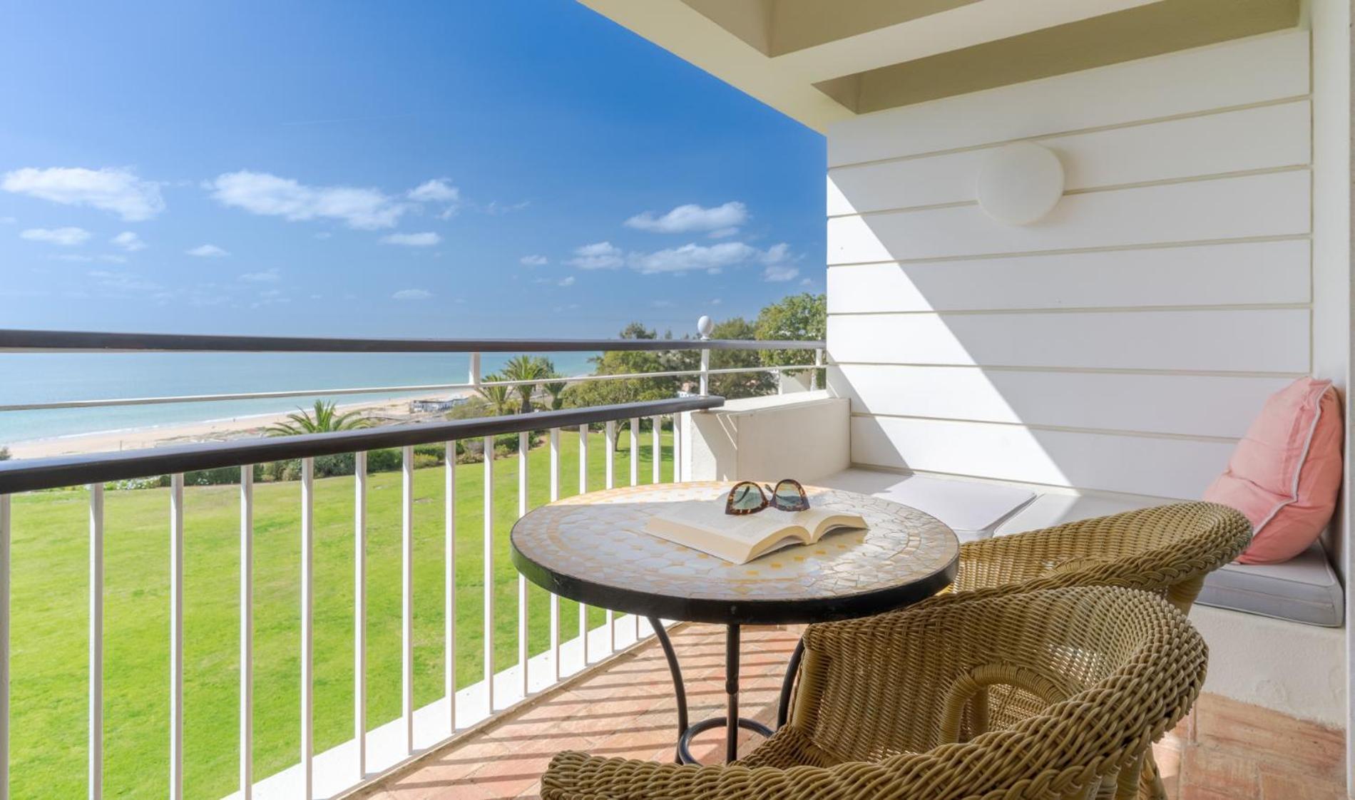 ペスタナ アルボール プライア ビーチ ＆ ゴルフ リゾート ホテル アルヴォル エクステリア 写真 A balcony