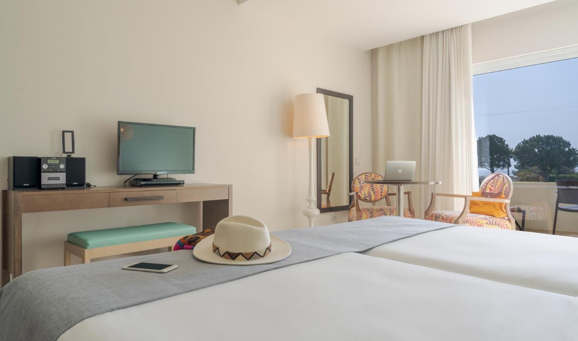 ペスタナ アルボール プライア ビーチ ＆ ゴルフ リゾート ホテル アルヴォル エクステリア 写真 A room at the hotel