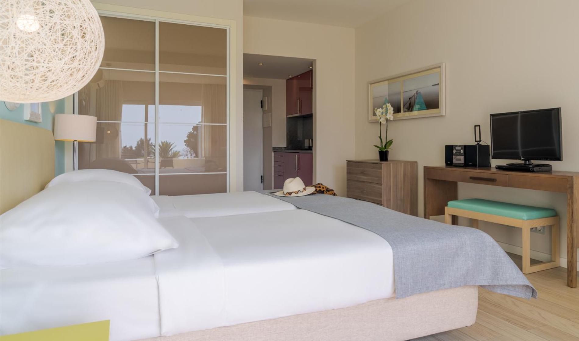 ペスタナ アルボール プライア ビーチ ＆ ゴルフ リゾート ホテル アルヴォル エクステリア 写真 A typical bedroom in a hotel
