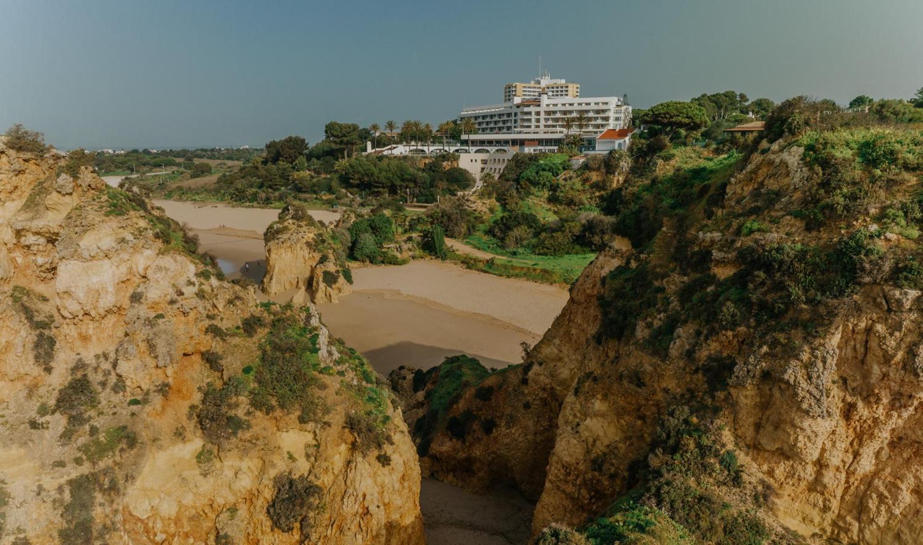 ペスタナ アルボール プライア ビーチ ＆ ゴルフ リゾート ホテル アルヴォル エクステリア 写真 The hotel seen from the cliffs