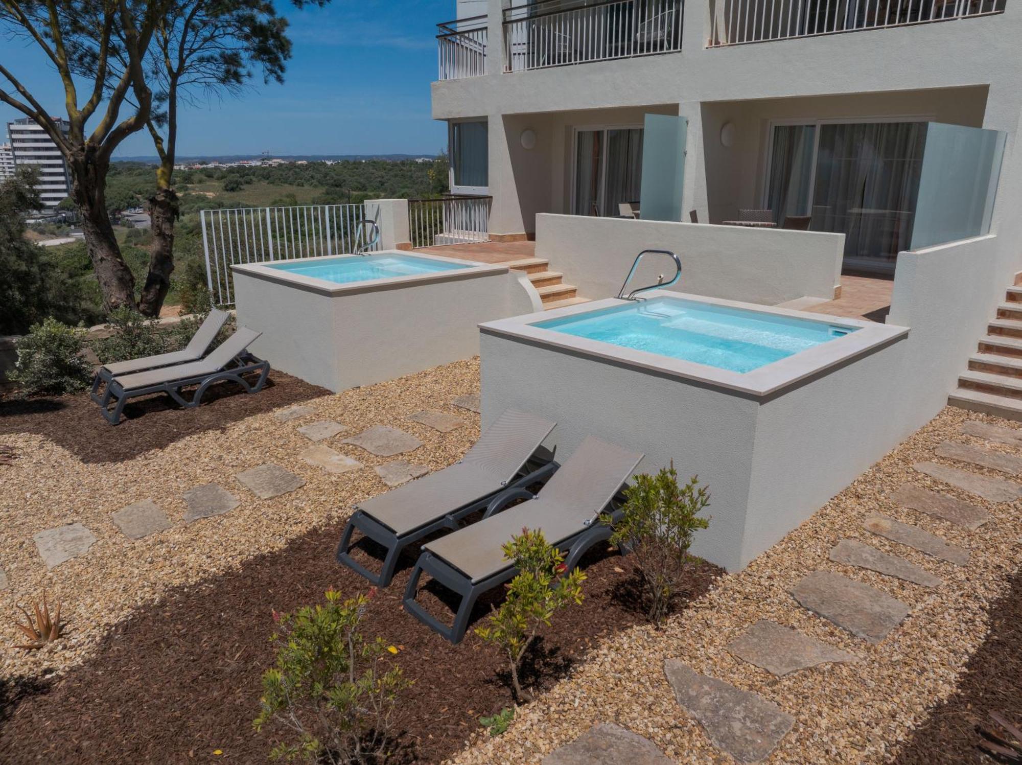 ペスタナ アルボール プライア ビーチ ＆ ゴルフ リゾート ホテル アルヴォル エクステリア 写真 A private pool at a hotel